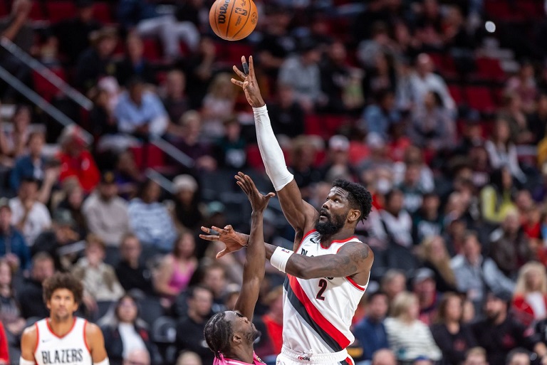 La actuación de DeAndre Ayton ante su antiguo equipo por primera vez en la nueva temporada